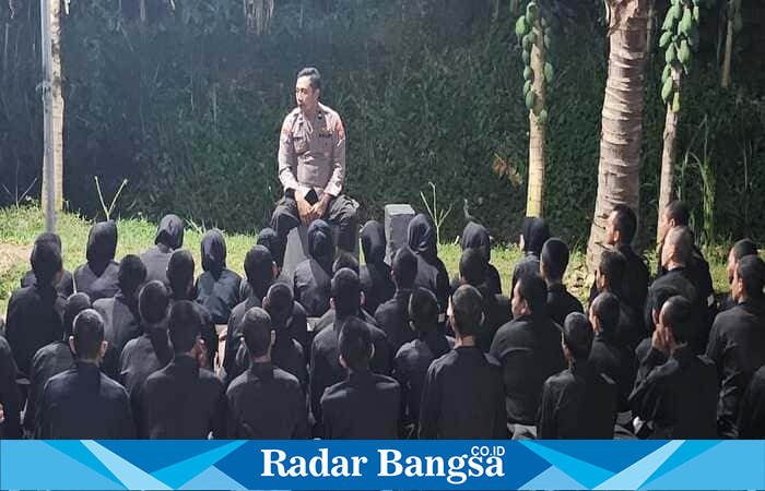 Aipda Yateno saat memberikan himbauan kepada calon warga baru PSHT Ranting Tikung di Padepokan PSHT, Dusun Takeran, Desa Takeranklating, Kecamatan Tikung, Sabtu malam (14/6/2025). (Foto: Polsek Tikung for RadarBangsa)