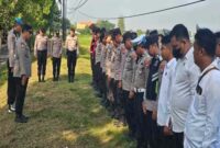 Kapolsek Tikung Lamongan AKP Anang Purwo Widodo memimpin apel gabungan pengamanan kunjungan Gubernur Jatim dan Pangdam V Brawijaya di Lapangan Tembak Kodim 0812, Desa Jotosanur, Senin (16/6/2025). | Dok Foto.HO/RadarBangsa
