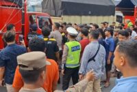 Sekitar 100 sopir truk menggelar unjuk rasa di depan kantor DPRD Kendal, Jumat (20/6/2025), memprotes kebijakan ODOL (Over Dimension Over Loading). | Dok Foto Ho/ RadarBangsa 