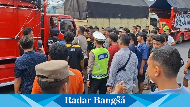 Sekitar 100 sopir truk menggelar unjuk rasa di depan kantor DPRD Kendal, Jumat (20/6/2025), memprotes kebijakan ODOL (Over Dimension Over Loading). | Dok Foto Ho/ RadarBangsa 