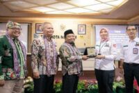 Wakil Bupati Bondowoso, As'ad Yahya Syafi'i, S.E, menyerahkan cendera mata kepada perwakilan RSUD dr. H. Moh. Ruslan saat kunjungan studi, Rabu (11/6/2025), di Aula Utama Lantai 5 RSUD dr. H. Moh. Ruslan Kota Mataram. | Dok Ho/ RadarBangsa 