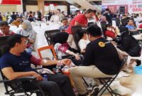Petugas medis RSUD Kota Mataram memeriksa kesehatan calon pendonor dalam Aksi Donor Darah Merah Putih di Atrium Lombok Epicentrum Mall, Sabtu (15/6/2025). | Dok Foto Ho/RadarBangsa