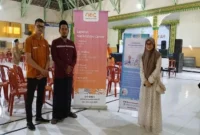 Petugas dari National Eye Center (NEC) dan RS Mata KMU Lamongan berfoto bersama perwakilan Pondok Pesantren Sunan Drajat dalam kegiatan pemeriksaan mata gratis bertajuk "Mata Sehat, Santri Hebat, Selasa (3/6/2025) di Lamongan. |Dok. Mata Santrie/Ho RadarBangsa