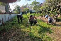 Personel Polsek Tikung saat melakukan pembersihan di TPU Dusun Tikung, Desa Bakalanpule dalam rangka bakti religi memperingati Hari Bhayangkara ke-79. | Dok Foto Ho /RadarBangsa 