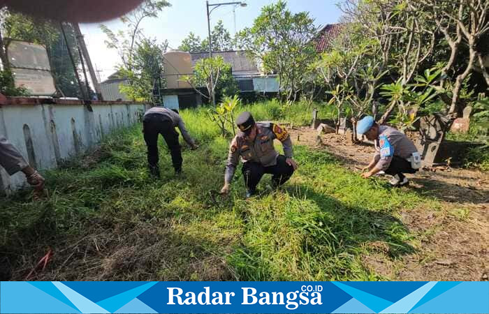 Personel Polsek Tikung saat melakukan pembersihan di TPU Dusun Tikung, Desa Bakalanpule dalam rangka bakti religi memperingati Hari Bhayangkara ke-79. | Dok Foto Ho /RadarBangsa 