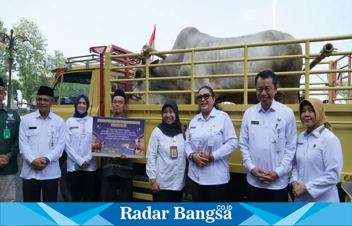 Bupati Gunungkidul Endah Subekti Kuntariningsih menyerahkan bantuan hewan kurban secara simbolis di halaman Pemkab Gunungkidul, Rabu (4/6/2025). | Dok.Kominfo/Ho Paiman RadarBangsa 