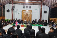 Suasana tasyakuran malam 1 Muharam 1447 H di Padepokan PSHT Ranting Tikung, Kamis (26/6/2025). Acara berlangsung khidmat dan dijaga langsung oleh jajaran Polsek Tikung. Dok. Foto: Ho/RadarBangsa