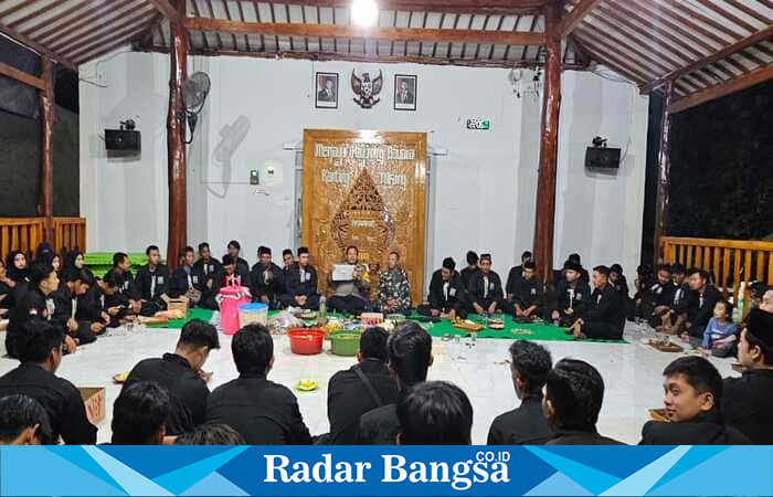 Suasana tasyakuran malam 1 Muharam 1447 H di Padepokan PSHT Ranting Tikung, Kamis (26/6/2025). Acara berlangsung khidmat dan dijaga langsung oleh jajaran Polsek Tikung. Dok. Foto: Ho/RadarBangsa