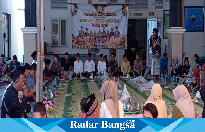 Warga Desa Dadapkuning, Kecamatan Cerme, Gresik, antusias mengikuti tradisi tahunan Sedekah Bumi di balai desa, Sabtu (14/6/2025). | Dok Foto Agus/RadarBangsa 