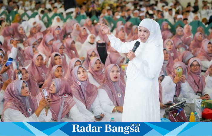 Gubernur Khofifah memimpin doa bersama ribuan jemaah menyambut Tahun Baru Islam 1447 H di Masjid Nasional Al-Akbar Surabaya, 26 Juni 2025.|  Dok. Humas Adpim Jatim/Radar Bangsa
