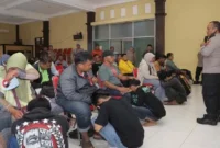 Kapolres Lamongan AKBP Agus Dwi Suryanto memberi arahan kepada pemuda yang diamankan usai konvoi di Gedung SKJ Polres Lamongan, Minggu (1/6). (Istimewa) 
