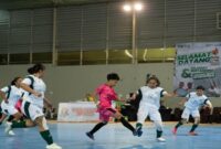 Tim Futsal Putri Kota Batu tampil gemilang dengan meraih kemenangan 4-1 atas Tim Futsal Putri Kabupaten Banyuwangi. Semangat juang dan kekompakan tim menjadi kunci kemenangan di laga bergengsi | Dok Foto Ho/ RadarBangsa 
