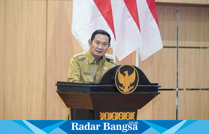 Bupati Lamongan Yuhronur Efendi menyampaikan sambutan dalam rapat paripurna persetujuan tujuh Raperda tahun anggaran 2025 di ruang rapat DPRD Lamongan, Senin (30/6/2025). | Dok foto  Ho/RadarBangsa