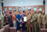 Wali Kota Probolinggo dr. Aminuddin saat menerima kunjungan Forum Kerukunan Antar Umat Beragama (FKUB) di ruang kerjanya, Senin (16/6). Pertemuan ini membahas rekomendasi penguatan harmoni dan toleransi di Kota Probolinggo. | Dok Foto Ho/RadarBangsa