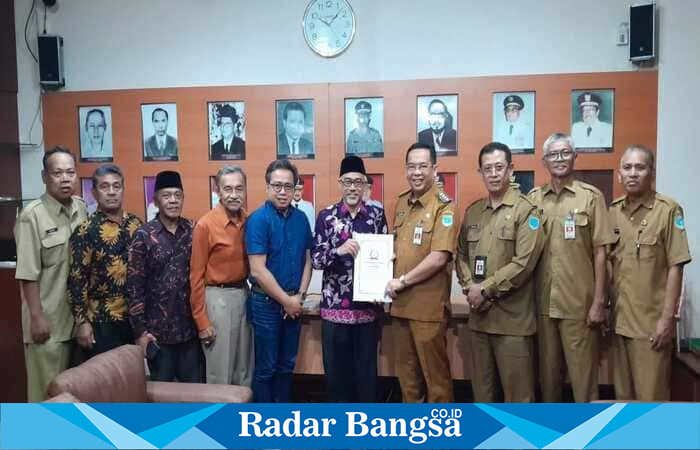 Wali Kota Probolinggo dr. Aminuddin saat menerima kunjungan Forum Kerukunan Antar Umat Beragama (FKUB) di ruang kerjanya, Senin (16/6). Pertemuan ini membahas rekomendasi penguatan harmoni dan toleransi di Kota Probolinggo. | Dok Foto Ho/RadarBangsa