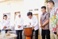 Wakil Presiden RI Gibran Rakabuming Raka bersama Gubernur Jawa Timur Khofifah Indar Parawansa meninjau proses pembuatan kendang jimbe di UMKM Budi Luhur, Blitar, Rabu (18/6/2025). |RadarBangsa/Ho Adpim
