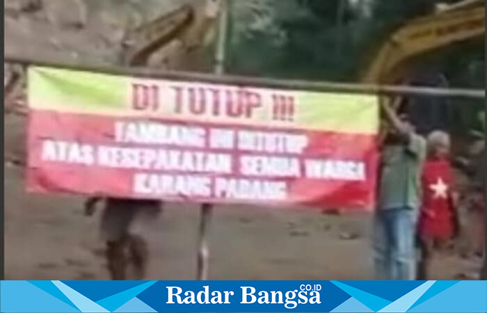 Warga Karang Padang saat memasang portal penolakan aktivitas tambang urug di akses jalan utama wilayah mereka, Minggu (15/6/2025). | Foto: Istimewa/Radarbangsa 