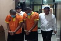 Dua pria diamankan Satreskrim Polres Lamongan usai terbukti menyebarkan konten pornografi sesama jenis di media sosial. | Dok Foto Ho/RadarBangsa
