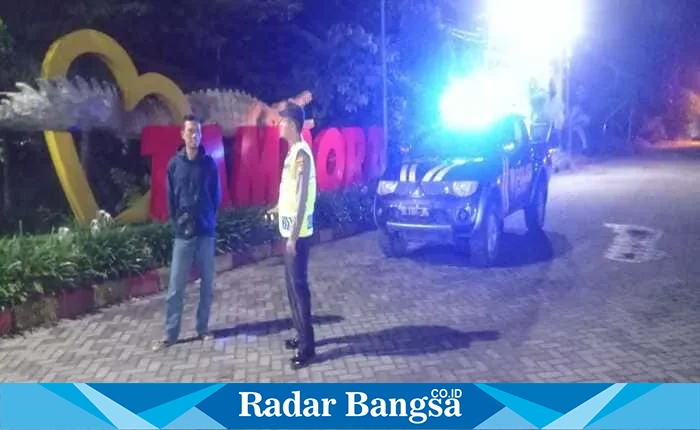 Petugas Polsek Tikung berdialog dengan petugas keamanan (security) di Perumahan Graha Indah Tikung saat patroli malam untuk menjaga Harkamtibmas.Selasa (3/6)|Dok. HO/RadarBangsa