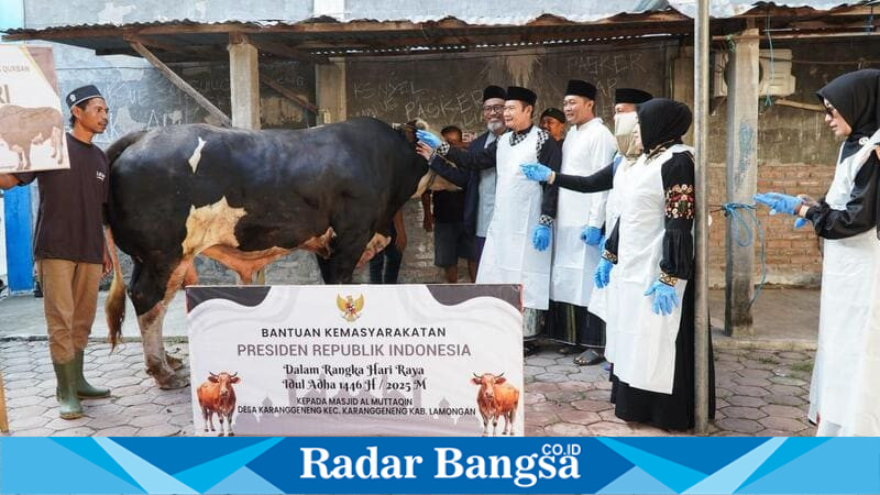 Bupati Lamongan Yuhronur Efendi menyerahkan secara simbolis satu ekor sapi kurban dari Presiden RI, Prabowo Subianto, kepada pengurus Masjid Al Muttaqin, Desa Karanggeneng, Jumat (6/6/2025). RadarBangsa/Ist