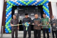 Bupati Sleman dengan didampingi Sekda Sleman dan Jajaran Direksi Bank Sleman saat Pemotongan pita peresmian kantor cabang Godean, Selasa ( 10/6/2025) | Dok,Ho /Paiman, Radar Bangsa 