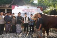 Bupati Trenggalek, Mochamad Nur Arifin, menyerahkan sapi kurban bantuan Presiden RI ke Pondok Pesantren Kidul Kali, Kelurahan Kelutan, Sabtu (7/6/2025). Sapi seberat 1,1 ton itu berasal dari peternak lokal Trenggalek. (Radarbangsa/Kominfo Trenggalek)