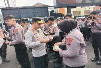 Wakapolres Lamongan KOMPOL I Made Prawira Wibawa memimpin langsung kegiatan pemeriksaan Gaktibplin di Mapolres Lamongan, Selasa (10/6/2025). | Dok.Ho/RadarBangsa