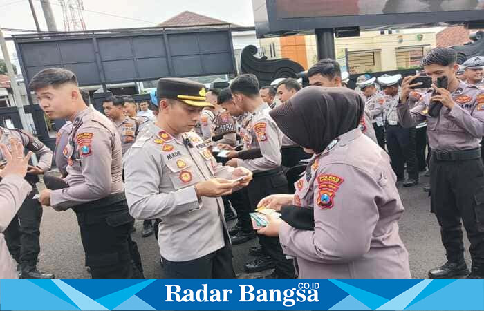 Wakapolres Lamongan KOMPOL I Made Prawira Wibawa memimpin langsung kegiatan pemeriksaan Gaktibplin di Mapolres Lamongan, Selasa (10/6/2025). | Dok.Ho/RadarBangsa