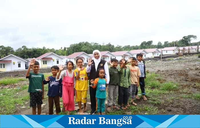 Gubernur Jawa Timur Khofifah Indar Parawansa bersama anak-anak dalam kunjungan ke kawasan hunian, serukan pentingnya perlindungan dan hak anak untuk tumbuh, belajar, dan bermain, bebas dari eksploitasi. | Dok Adpim/Ho RadarBangsa