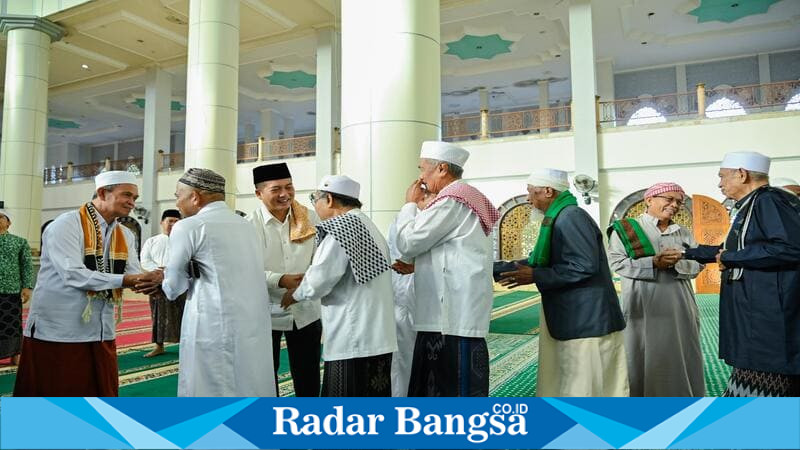 Gubernur NTB Dr. Lalu Muhamad Iqbal melaksanakan Sholat Iduladha 1446 H di Masjid Agung Praya, Lombok Tengah, Jumat (6/6/2025). |Dok Kominfo/Ho Aini RadarBangsa 