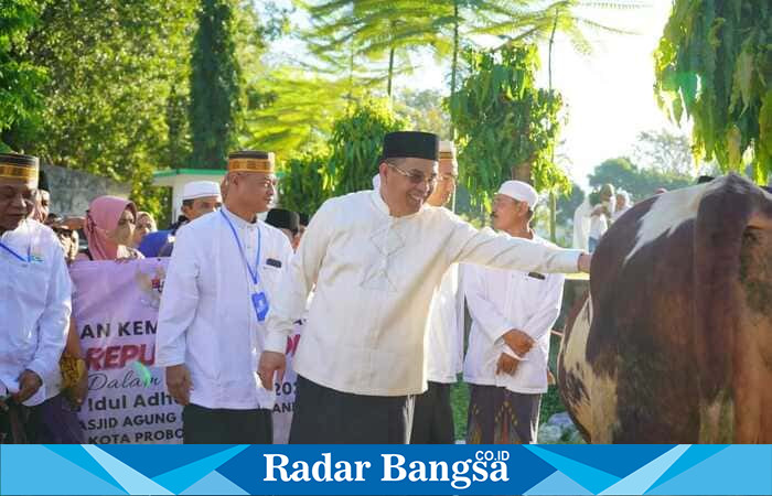 Wali Kota Probolinggo dr. Aminuddin menyerahkan sapi kurban bantuan Presiden RI Prabowo Subianto kepada Takmir Masjid Agung Raudlatul Jannah, Jumat (6/6).| Dok Ho/Nanang RadarBangsa