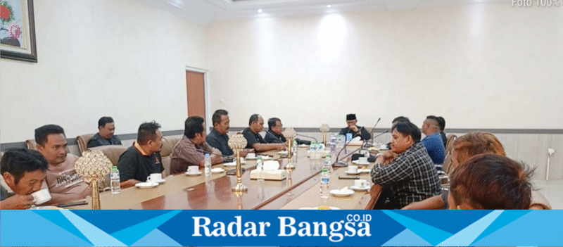 Aliansi Petani Kroya saat audiensi dengan Wakil Bupati Indramayu Syaefudin di Pendopo Kabupaten Indramayu, didampingi Camat Kroya Heka Sugoro, Jumat (13/6)/ | Dok Foto. Ho/RadarBangsa