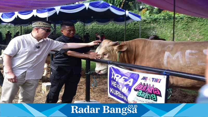 Sebelum dikurbankan, M. Feriadi Soeprapto melakukan pengecekan hewan kurban secara langsung di Yatuna.Jumat (6/6) | Dok.Humas Jne/Ho RadarBangsa 