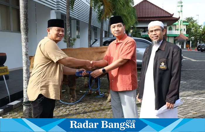 Kepala Kejati DIY Riono Budisantoso saat menyampaikan makna Idul Adha dalam kegiatan pemotongan hewan kurban di halaman kantor, Senin (9/6/2025). | Foto.Dok.Ho/RadarBangsa 