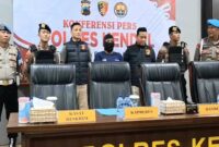 Nampak Pelaku di hadirkan saat Konfrensi Pers, dan  penjagaan ketat.(RadarBangsa.co.id).