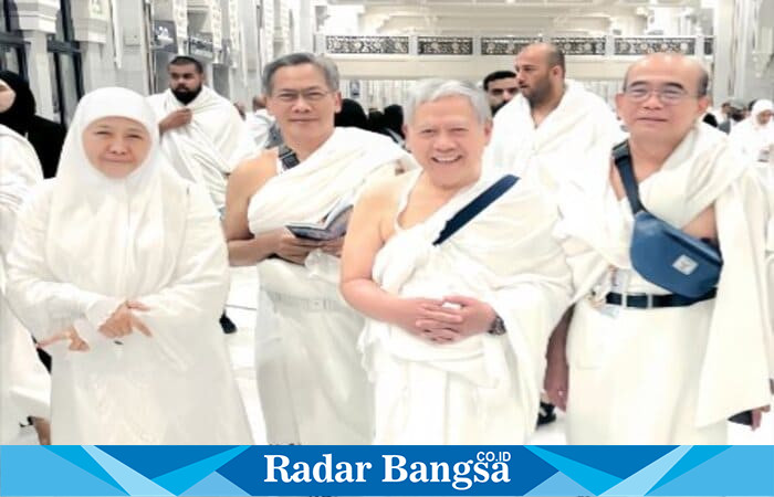 Gubernur Jawa Timur Khofifah Indar Parawansa memimpin Lempar Jumrah Aqabah di Mina, simbol perlawanan terhadap godaan setan dalam rangkaian ibadah haji 1446 H. | Dok.Adpim/Ho.RadarBangsa
