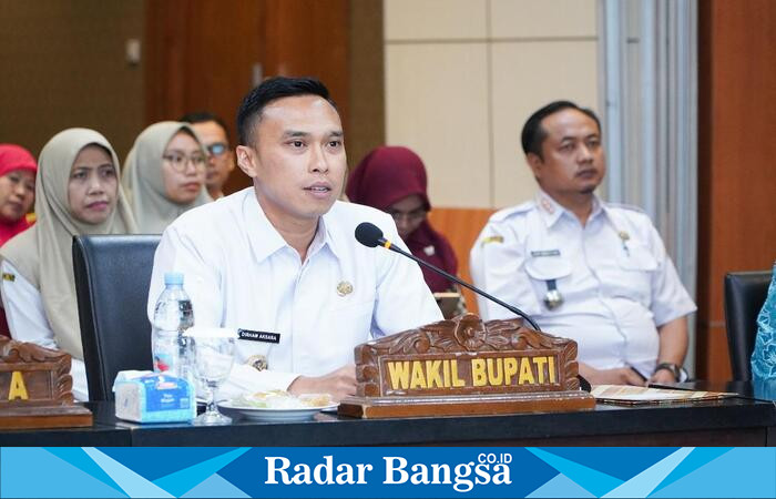 Wakil Bupati Lamongan Dirham Akbar Aksara saat paparan progres program 1-10-100 penurunan stunting di Command Center Lamongan, Rabu (11/6/2025) | Dok Ho/RadarBangsa 