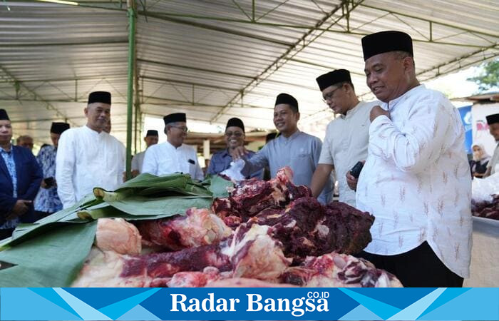 Bupati Sleman Harda Kiswaya bersama Wakil Bupati Danang Maharsa memantau penyembelihan hewan kurban di Masjid Nurut Tauhid, Minggir, Jumat (6/6/2025). | Dok.Ho/Paiman RadarBangsa 