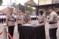 Kapolres Lamongan memimpin serah terima jabatan sejumlah pejabat utama Polres Lamongan, Jumat (13/06/2025). Dok. Ho / RadarBangsa.co.id