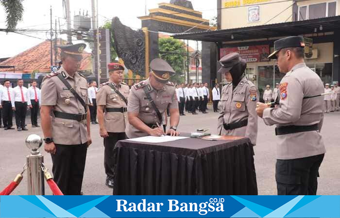 Kapolres Lamongan memimpin serah terima jabatan sejumlah pejabat utama Polres Lamongan, Jumat (13/06/2025). Dok. Ho / RadarBangsa.co.id