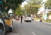 Personel Polsek Tikung melakukan pengaturan lalu lintas di simpang tiga pule dalam giat Commander Wish, Kamis (12/6/2025). | Dok Ho/RadarBangsa