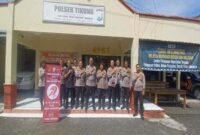 Personel Polsek Tikung dan  tim penilai dari Polres Lamongan berfoto bersama di depan mako usai pelaksanaan penilaian Lomba Kebersihan Mako dalam rangka HUT Bhayangkara ke-79, Kamis (12/6/2025). | Dok Foto Ho/RadarBangsa