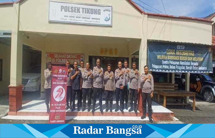 Personel Polsek Tikung dan  tim penilai dari Polres Lamongan berfoto bersama di depan mako usai pelaksanaan penilaian Lomba Kebersihan Mako dalam rangka HUT Bhayangkara ke-79, Kamis (12/6/2025). | Dok Foto Ho/RadarBangsa