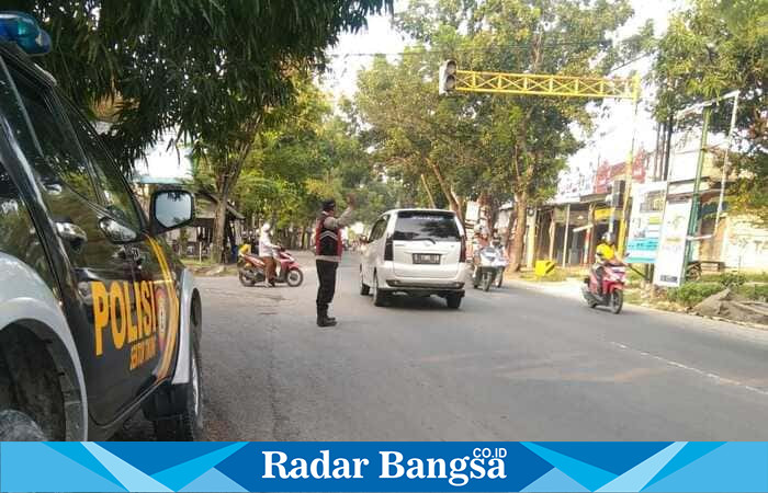 Personel Polsek Tikung melakukan pengaturan lalu lintas di simpang tiga pule dalam giat Commander Wish, Kamis (12/6/2025). | Dok Ho/RadarBangsa