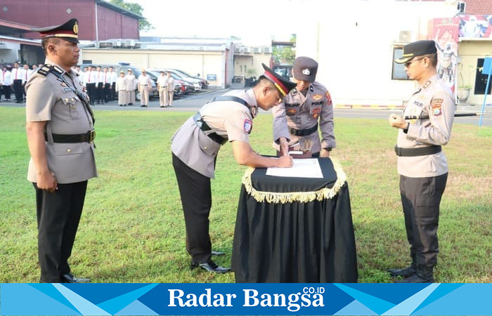 Kapolres Mojokerto Kota AKBP Daniel S. Marunduri memimpin upacara Sertijab Kasatlantas dari AKP Mulyani kepada AKP Galih Yasir, Selasa (10/6/2025). | Dok Ho/RadarBangsa