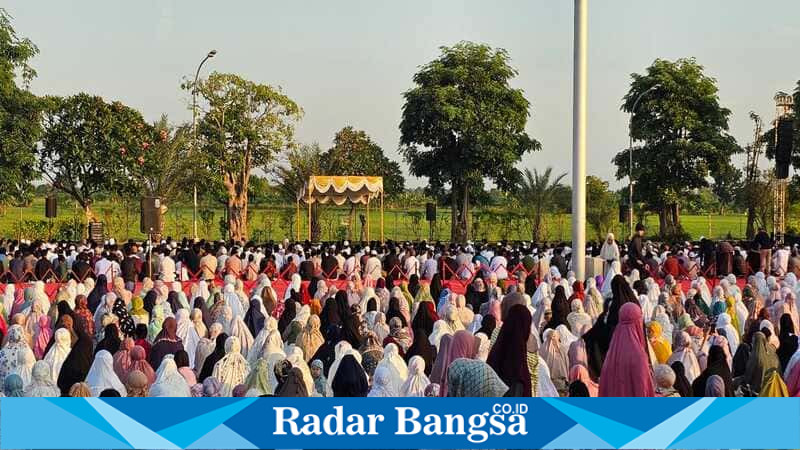 Polsek Tikung turut mengamankan pelaksanaan Sholat Idul Adha 1446 H di Masjid Namira, Desa Jotosanur, Tikung, Lamongan, Jumat pagi (6/6/2025). | Dok.Ho/RadarBangsa