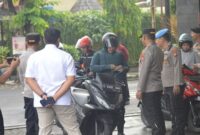 Kapolres Lamongan AKBP Agus Dwi Suryanto, S.I.K., M.H. saat memeriksa kelengkapan administrasi personel dalam sidak Gaktibplin di pintu masuk Mapolres Lamongan, Selasa (10/6/2025). | Dok Ho/RadarBangsa