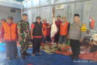 Kapolsek Tikung AKP Anang Purwo Widodo bersama Forkopimcam saat memantau penyembelihan hewan kurban di Masjid Al Muttaqin, Dusun Tambakboyo, Desa Tambakrigadung, Kecamatan Tikung, Jumat (6/6/2025). | Dok.Ho/RadarBangsa