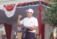 Bupati Lamongan Yuhronur Efendi menyerahkan surat keputusan (SK) secara simbolis kepada perwakilan Koperasi Desa/Kelurahan Merah Putih (KDMP) dalam kegiatan launching 474 KDMP di Alun-Alun Lamongan, Jumat (25/7/2025). | Foto Dok Ho/RadarBangsa