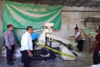 Petugas Satgas Pangan Polda NTB saat menggerebek gudang beras oplosan milik oknum ASN di BTN Pemda Dasan Geres, Lombok Barat. Dari lokasi, diamankan ribuan karung kemasan ilegal dan peralatan produksi. (ist)